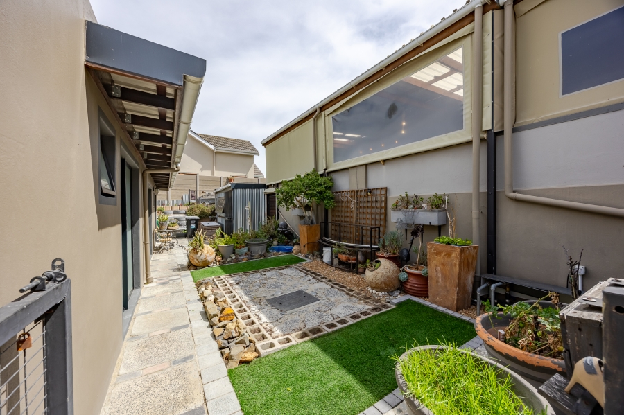 6 Bedroom Property for Sale in Flamingo Vlei Western Cape